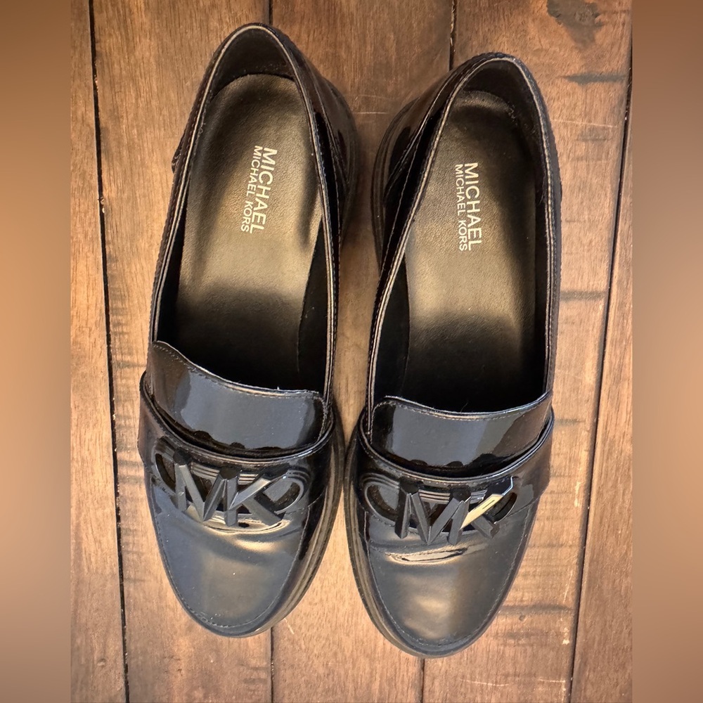MICHAEL KORS Women's Black Patent Parker Lug Empire MK Charm Loafer Shoe Size 7 - Picture 3 of 11